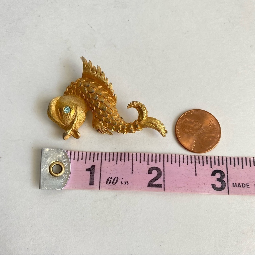 Vintage 50s Fish Brooch Mythological Sea Creature Seahorse Dolphin Gold Pin - Picture 7 of 8